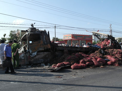 Vĩnh Long: Xe tải chở 14 tấn hành bốc cháy dữ dội