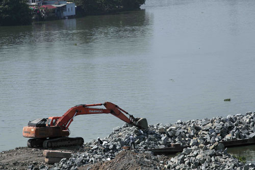 Cận cảnh lấp sông Đồng Nai 4