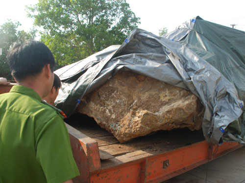 Vụ tạm giữ hòn đá khủng ở Đắk Nông: Đề nghị tịch thu, xử phạt người vận chuyển 35 triệu đồng