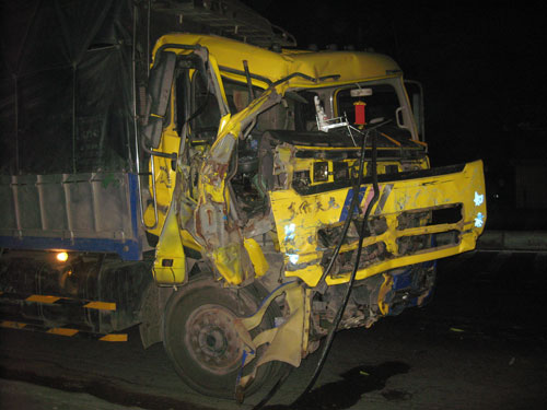 Tiền Giang: Xe tải va chạm tài xế thoát chết