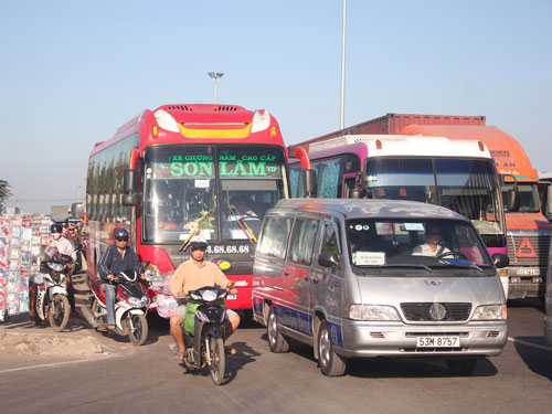 Kẹt xe nghiêm trọng trong ngày đầu thu phí cầu Đồng Nai