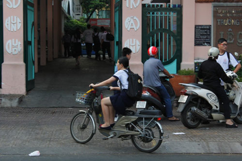 Nhiều phụ huynh vẫn chưa đội mũ bảo hiểm cho trẻ 3