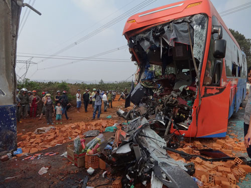 Xe khách đâm vào đuôi xe tải, 2 người tử vong, nhiều người bị thương nặng