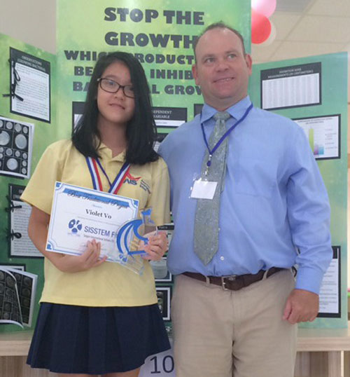 Võ Hồng Nghi đoạt giải truyền thống xuất sắc nhất tại STEM