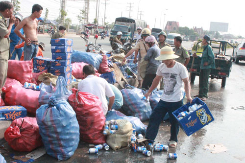 Hàng trăm thùng bia đổ ra đường, không mất một lon 2