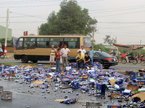 Hàng trăm thùng bia đổ ra đường, không mất một lon