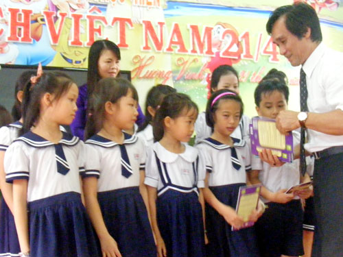 ĐH Huế tặng 115 đầu sách cho một trường tiểu học