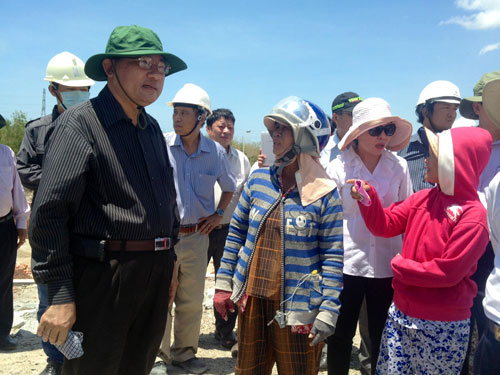 Chủ tịch UBND tỉnh Bình Thuận đối thoại với dân ngay tại bãi xỉ than Vĩnh Tân 1