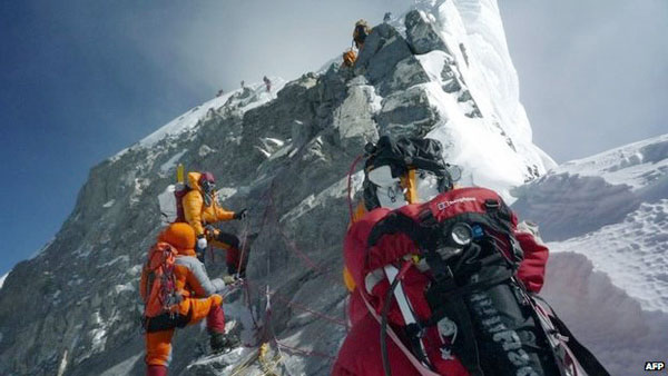 Đỉnh Everest vào mùa xuân, là lúc có nhiều người leo núi nhất
