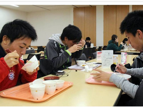Nhiều ĐH Nhật bán điểm tâm chất lượng giá thấp cho sinh viên