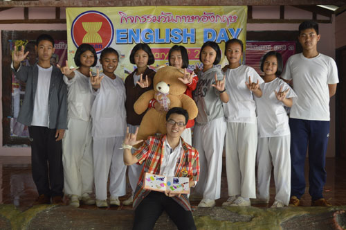Thầy giáo Việt tuổi 20 của học sinh tiểu học Thái