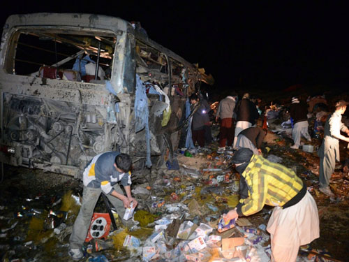 Tay súng tấn công xe buýt ở Pakistan, 43 người chết