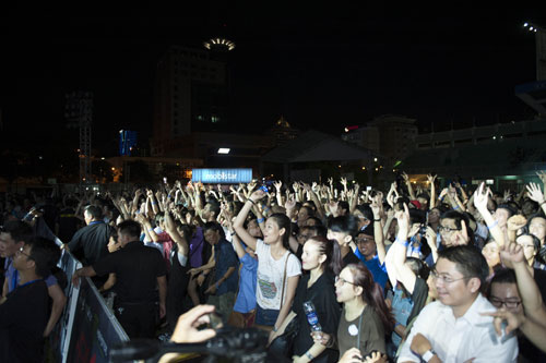 Phạm Anh Khoa cho hàng ngàn khán giả ‘tắm mưa’ trong live concert “Phá” 12