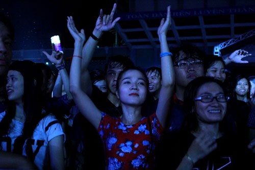 Phạm Anh Khoa cho hàng ngàn khán giả ‘tắm mưa’ trong live concert “Phá” 14