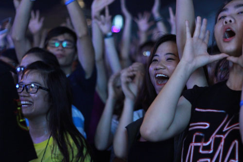 Phạm Anh Khoa cho hàng ngàn khán giả ‘tắm mưa’ trong live concert “Phá” 10