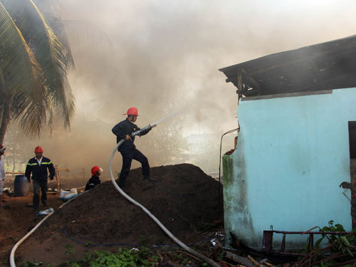 Vĩnh Long: Cháy thiêu rụi 6 căn nhà ở chợ Phước Yên