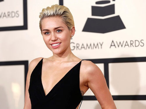 Miley Cyrus biểu diễn bài hát về chú cá vàng đã chết