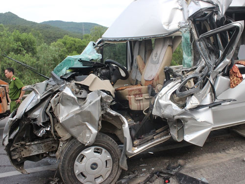 Ô tô tông xe tải, 1 người chết, 8 người bị thương 3