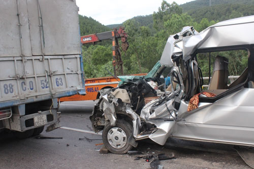 Ô tô tông xe tải, 1 người chết, 8 người bị thương 1