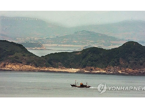 Một tàu cá Trung Quốc chạy ngang đảo Gal của Triều Tiên gần Hàn Quốc vào năm 2009. 