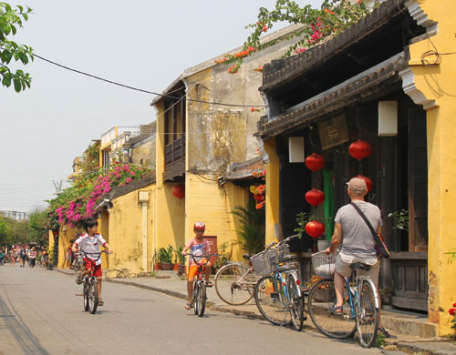 Đạp xe quanh phố cổ Hội An vào top 10 'trải nghiệm du lịch Việt Nam' 2
