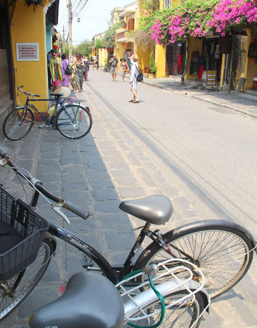 Đạp xe quanh phố cổ Hội An vào top 10 'trải nghiệm du lịch Việt Nam' 3