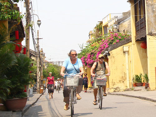Đạp xe quanh phố cổ Hội An vào top 10 'trải nghiệm du lịch Việt Nam' 1