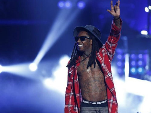 Xe chở rapper nổi tiếng Lil Wayne bị bắn tại Mỹ