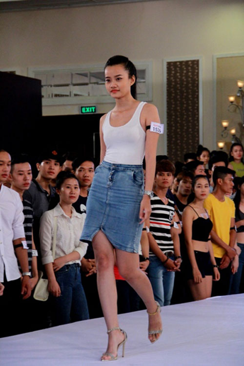 Thanh Hằng choáng với cô gái cao 1,9m dự thi VN’s Next Top Model 14
