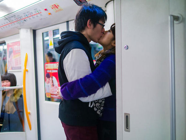 Dành 3 năm chụp ảnh cặp đôi hôn nhau trên Shanghai Metro 1