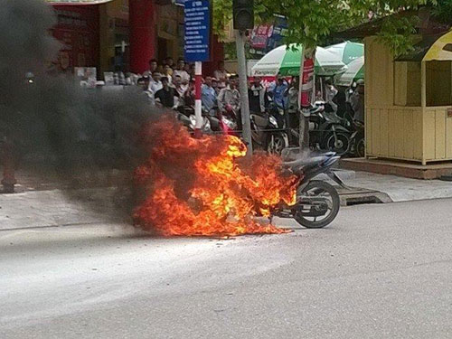 Xe máy cháy ngùn ngụt khi đang chạy trên đường