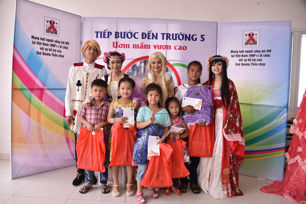 Hồ Ngọc Hà đưa con đi trao quà cho trẻ em bị ảnh hưởng bởi HIV/AIDS 5