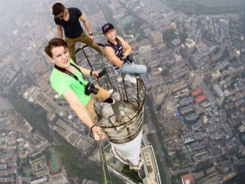 Thêm nhóm bạn trẻ “tự sướng” trên toà nhà chọc trời ở Trung Quốc