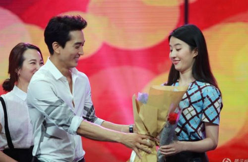 Song Seung Hun và Lưu Diệc Phi thể hiện tình cảm trên truyền hình