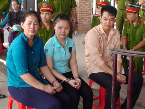 Mua bán ma túy, 3 mẹ con vào tù