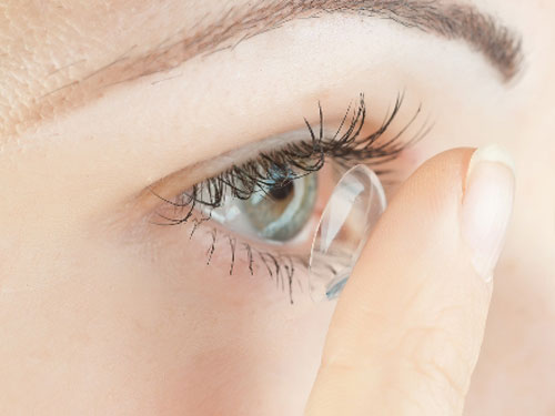 Thói quen xấu khi sử dụng kính áp tròng có thể khiến bạn bị mù