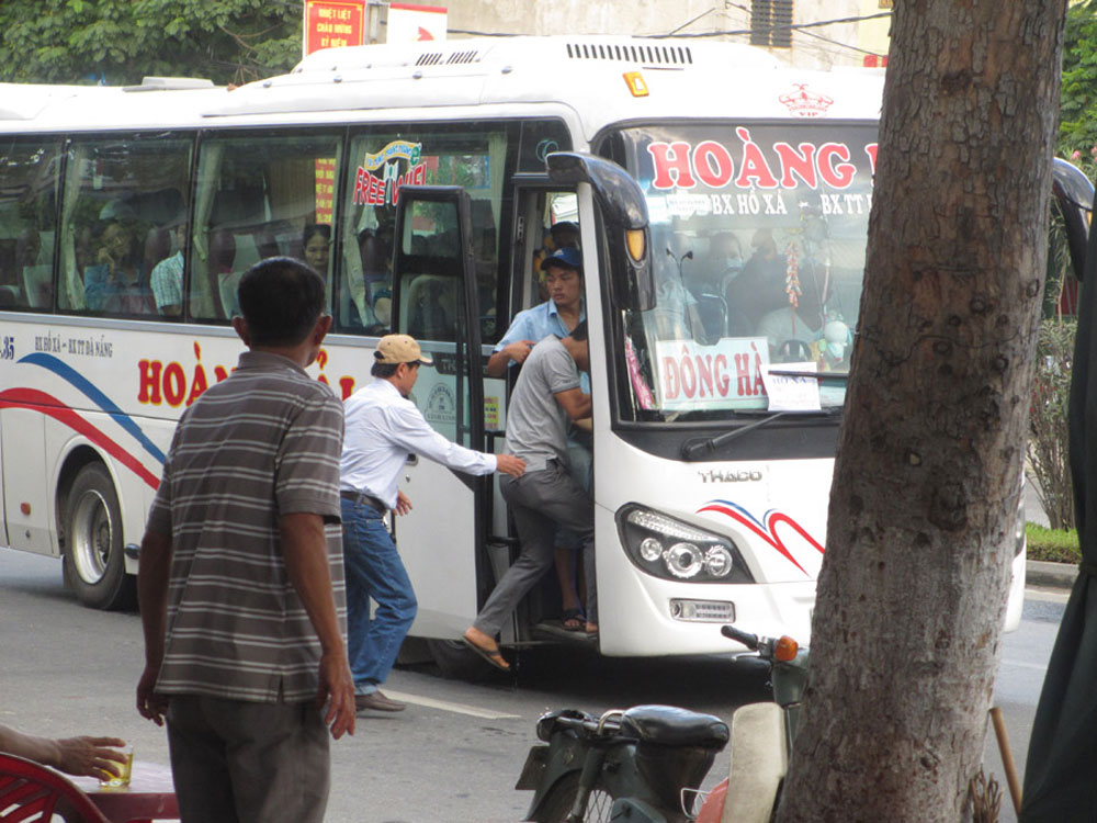 Đà Nẵng: Hỗn loạn giao thông vì xe bắt khách giữa đường 2