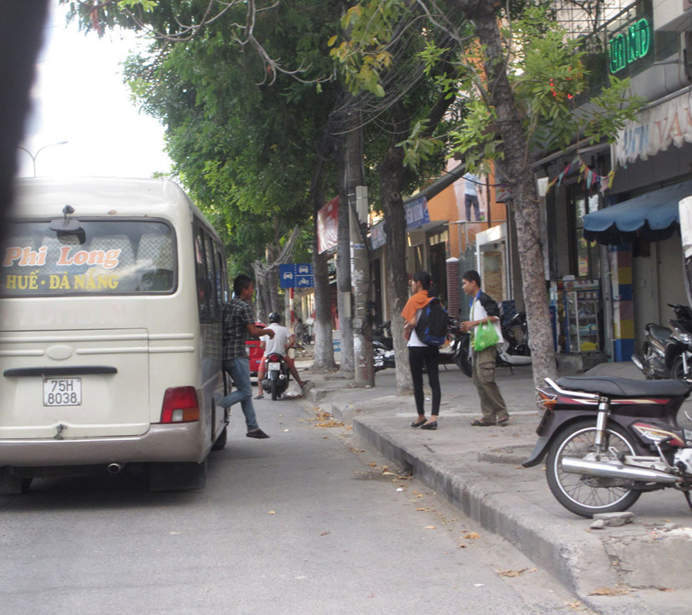 Đà Nẵng: Hỗn loạn giao thông vì xe bắt khách giữa đường 3