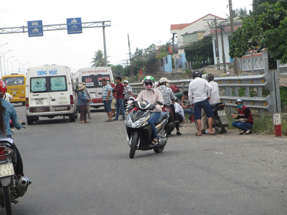 Đà Nẵng: Hỗn loạn giao thông vì xe bắt khách giữa đường 4