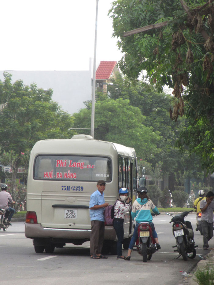 Đà Nẵng: Hỗn loạn giao thông vì xe bắt khách giữa đường 5