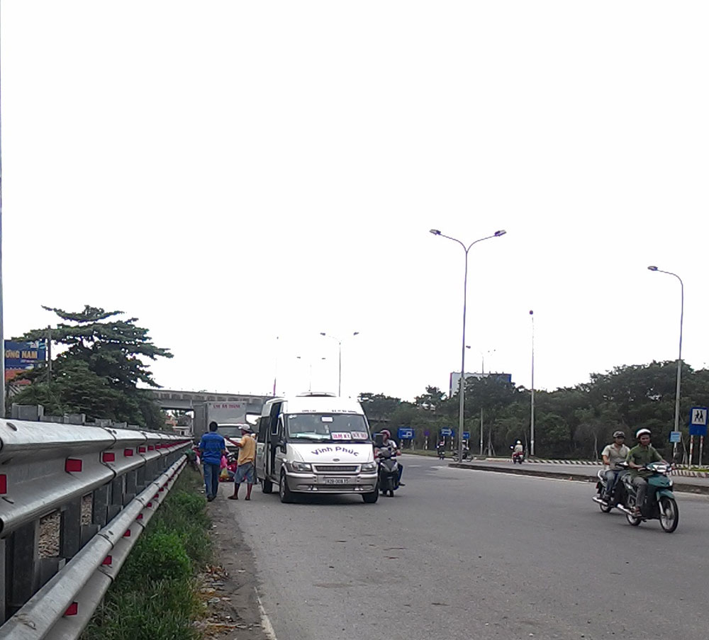 Đà Nẵng: Hỗn loạn giao thông vì xe bắt khách giữa đường 7