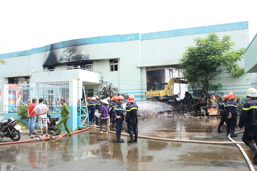 Cháy lớn ở KCN Vĩnh Lộc, hàng trăm chiến sĩ chữa cháy được huy động 2
