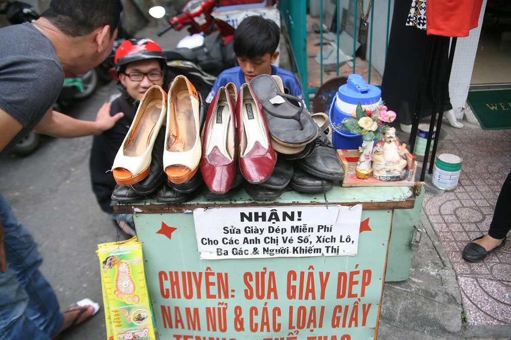 Cậu bé và “thương hiệu” đóng giày miễn phí cho người nghèo 4