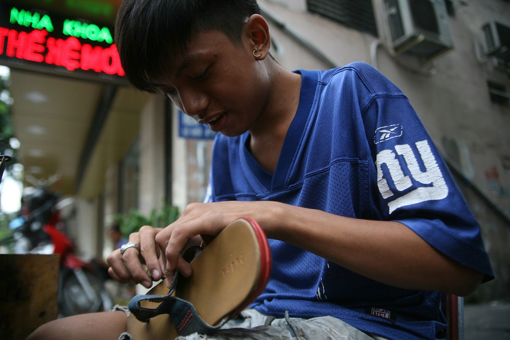 Cậu bé và “thương hiệu” đóng giày miễn phí cho người nghèo 1