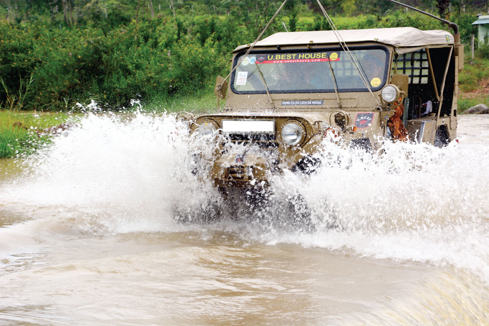 Du ngoạn trên jeep cổ 1