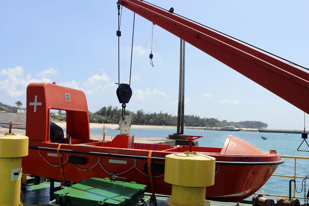 Dân đảo Phú Quý bỏ trên 55 tỉ đồng đóng tàu khách “khủng” 6