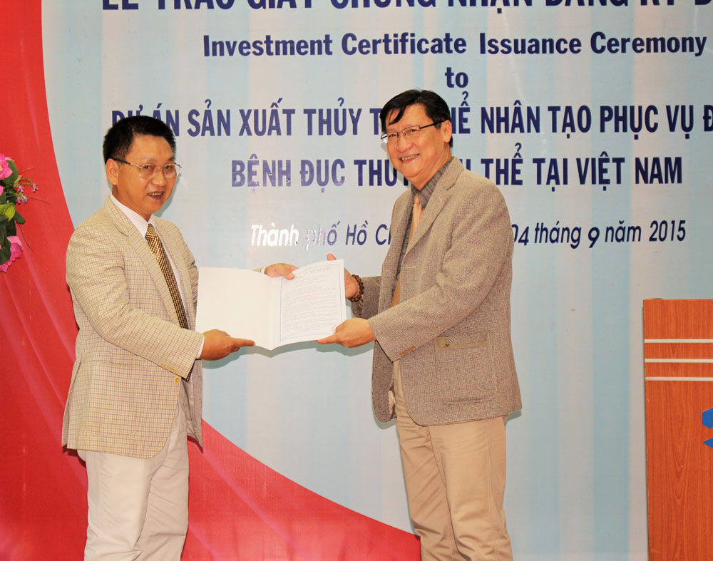 Trao giấy chứng nhận đầu tư dự án sản xuất thủy tinh thể nhân tạo đầu tiên tại VN 1