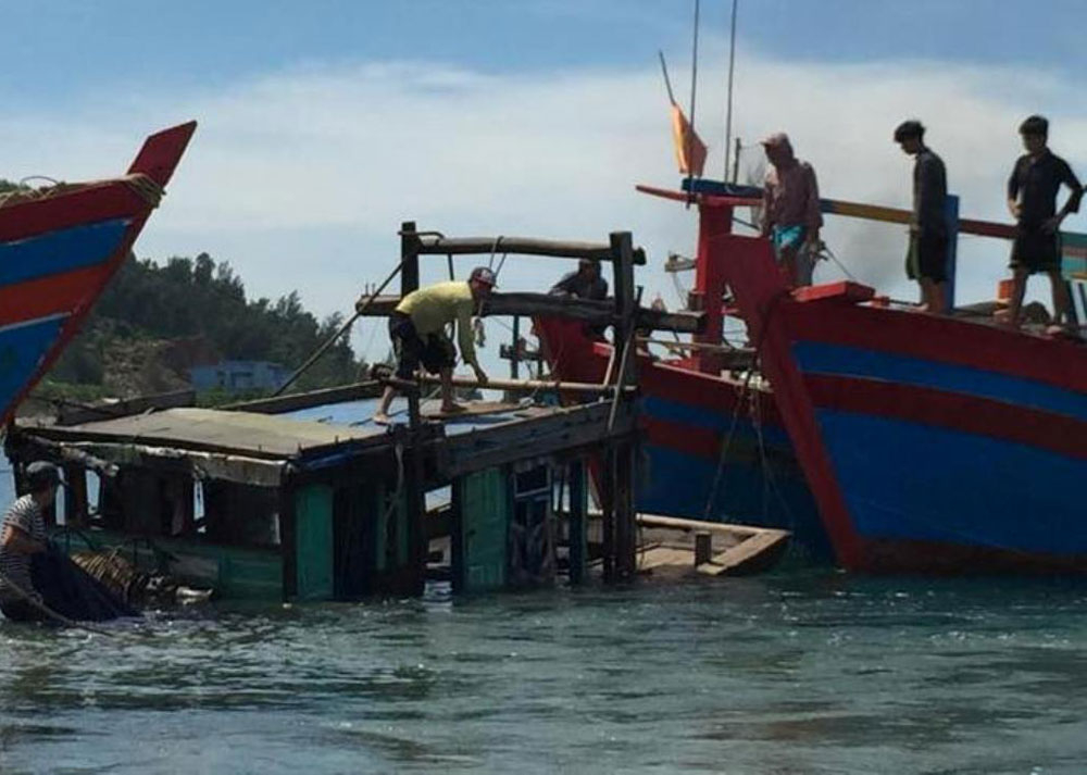 Cứu sống 3 ngư dân bị chìm tàu cá trên vùng biển Hà Tĩnh