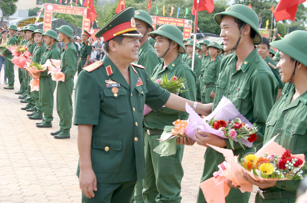 700 thanh niên Bình Thuận lên đường nhập ngũ