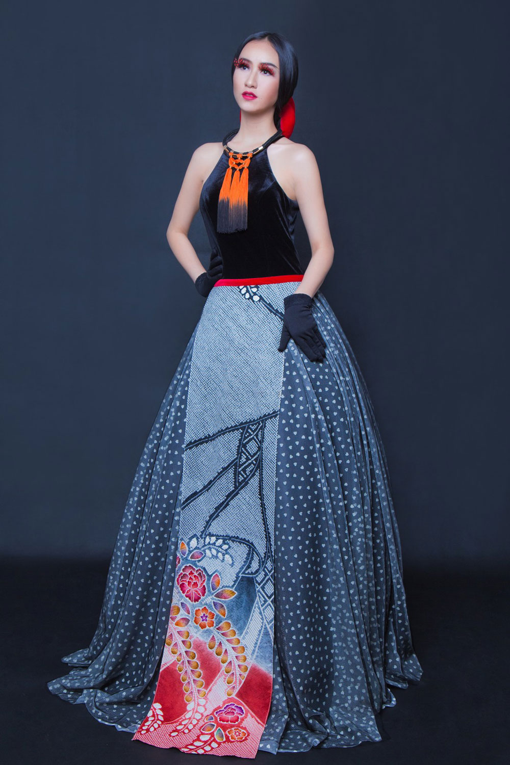 Nhà thiết kế thời trang Võ Việt Chung: Muốn kể nhiều câu chuyện qua chất liệu lụa truyền thống 5